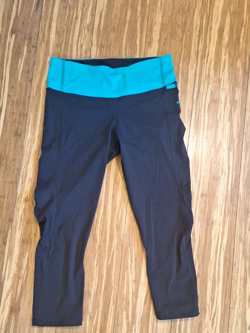 Lululemon Black And Teal Ruched Capri Leggings Size 4 NWOT